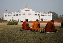 Mnisi przy świątyni Mayadevi