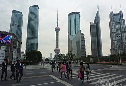 Oriental Pearl Tower widziany od strony dzielnicy Pudong