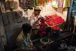 Sprzedawca kwiatów przed mauzoleum sufiego, Dzielnica Nizamuddin