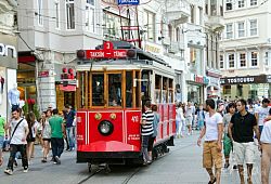 Ulica İstiklal - zabytkowy tramwaj łączący Plac Taksim ze stacją Tunel