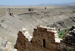 Widok z cytadeli na główne obiekty ruin Ani